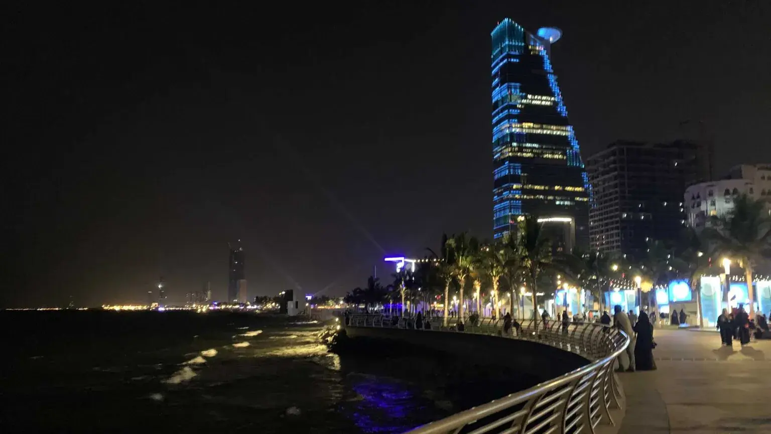 كورنيش جدة الجديد ليلاً مع أضواء الزينة